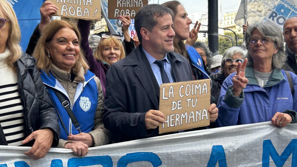 4b8951c8 f295 475b b3a7 c363ad12a4f2