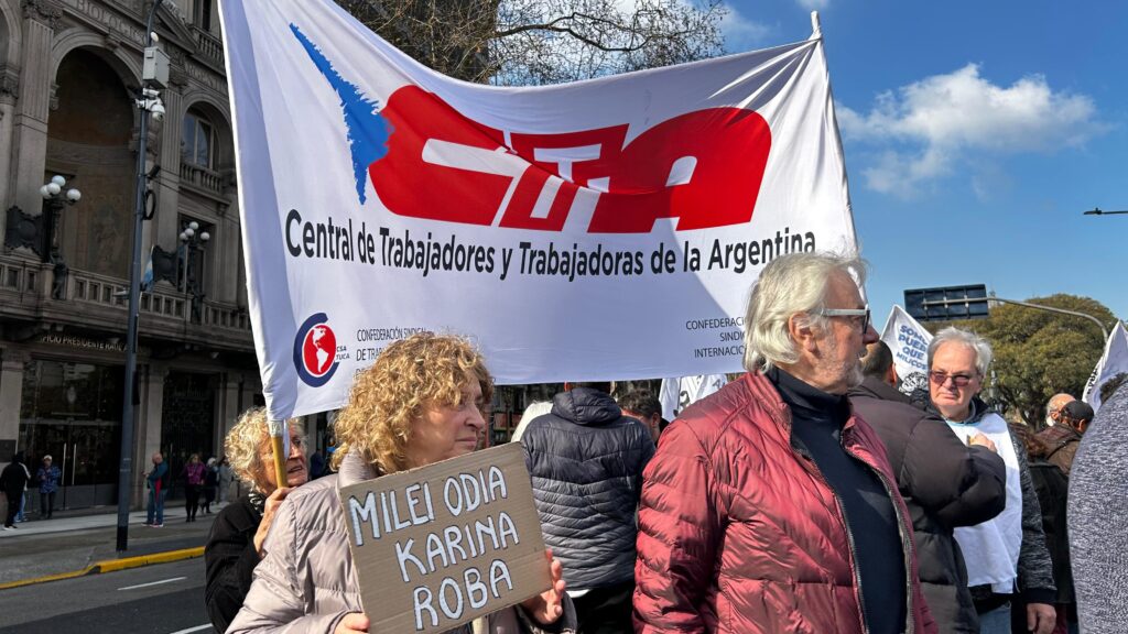 b743889f e56b 4536 81ec 9af5d3d9e7ef